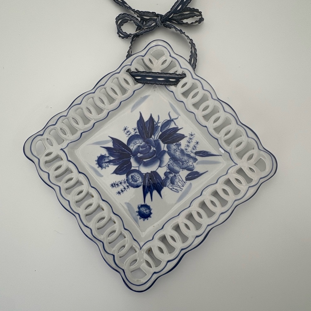 Intricate Vintage Blue and White Floral Ceramic Wall Plate - Picture 4 of 9